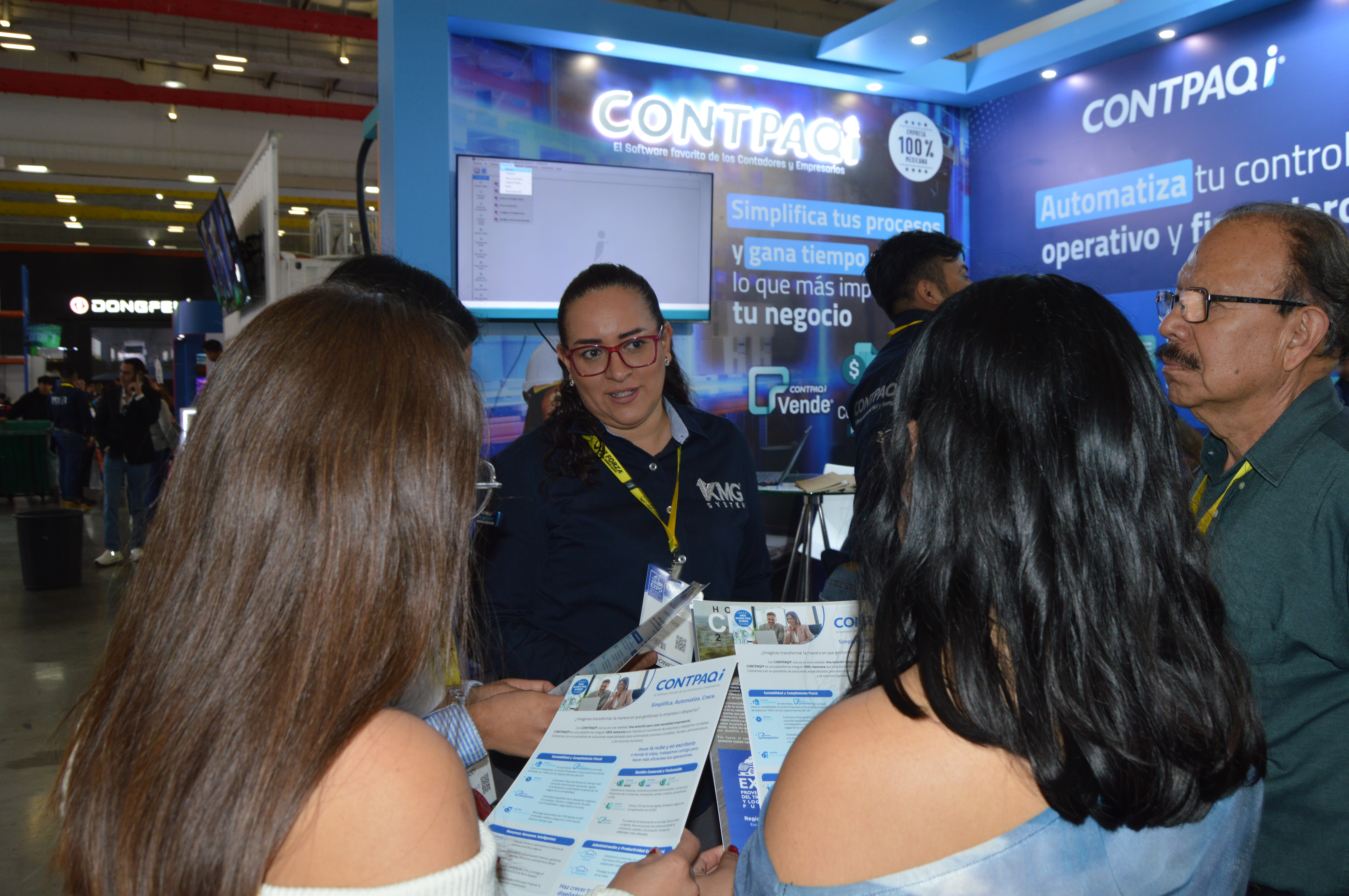 Asesoría a visitantes en stand